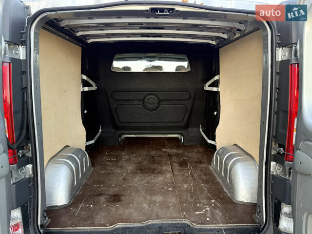 Серый Опель Виваро, объемом двигателя 2 л и пробегом 352 тыс. км за 14950 $, фото 26 на Automoto.ua