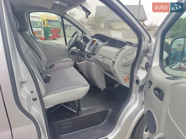 Серый Опель Виваро, объемом двигателя 2 л и пробегом 293 тыс. км за 16200 $, фото 2 на Automoto.ua