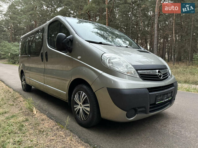 Серый Опель Виваро, объемом двигателя 2 л и пробегом 260 тыс. км за 15800 $, фото 2 на Automoto.ua