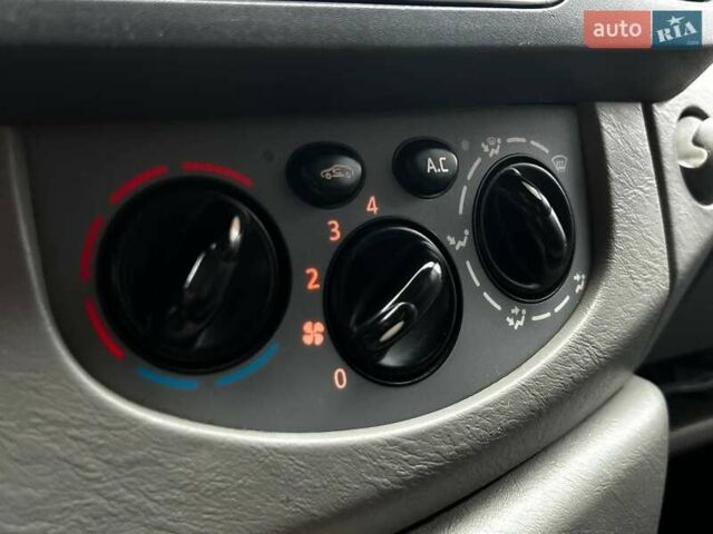 Серый Опель Виваро, объемом двигателя 2 л и пробегом 288 тыс. км за 12499 $, фото 10 на Automoto.ua