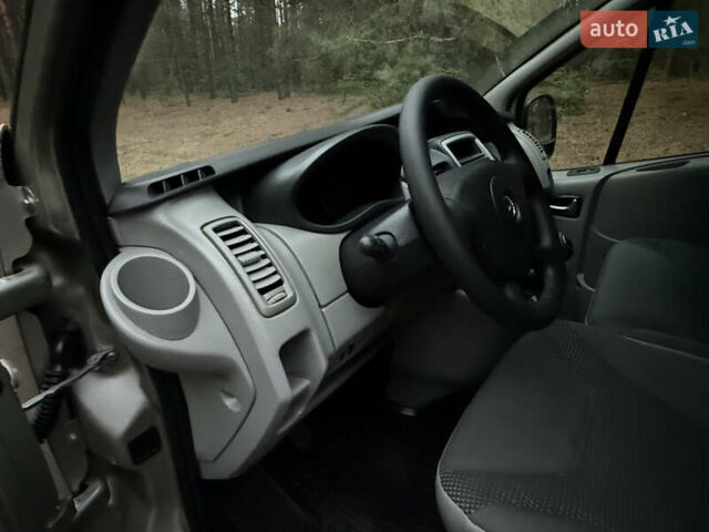 Серый Опель Виваро, объемом двигателя 2 л и пробегом 260 тыс. км за 15800 $, фото 24 на Automoto.ua