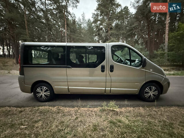 Серый Опель Виваро, объемом двигателя 2 л и пробегом 260 тыс. км за 15800 $, фото 15 на Automoto.ua