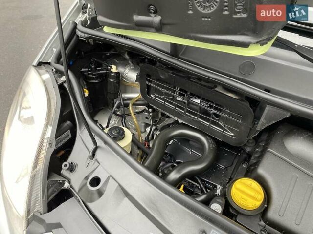 Серый Опель Виваро, объемом двигателя 2 л и пробегом 288 тыс. км за 13950 $, фото 28 на Automoto.ua