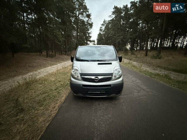 Серый Опель Виваро, объемом двигателя 2 л и пробегом 260 тыс. км за 15800 $, фото 45 на Automoto.ua