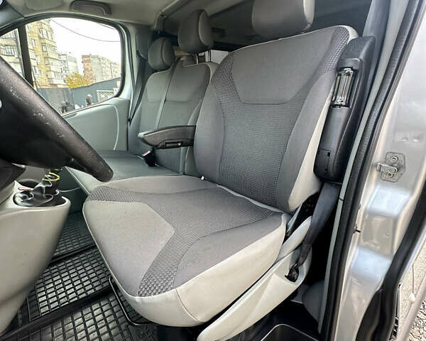 Серый Опель Виваро, объемом двигателя 2 л и пробегом 286 тыс. км за 15200 $, фото 7 на Automoto.ua