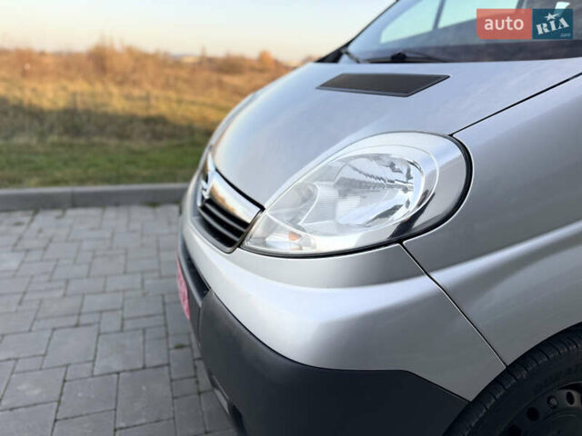 Серый Опель Виваро, объемом двигателя 2 л и пробегом 352 тыс. км за 14950 $, фото 9 на Automoto.ua