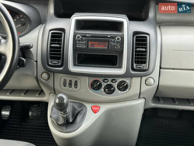 Серый Опель Виваро, объемом двигателя 2 л и пробегом 320 тыс. км за 14500 $, фото 76 на Automoto.ua