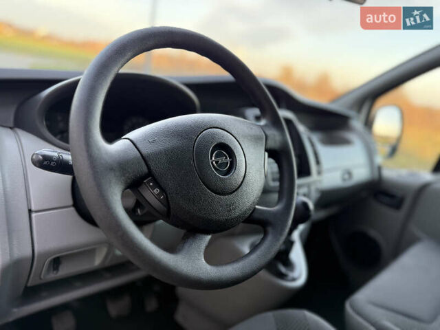 Серый Опель Виваро, объемом двигателя 2 л и пробегом 352 тыс. км за 14950 $, фото 13 на Automoto.ua