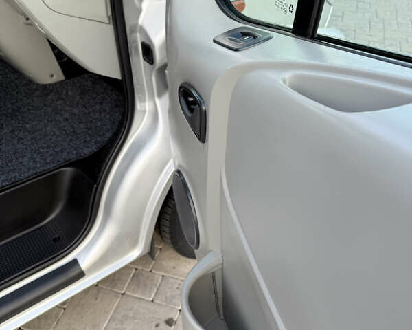 Сірий Опель Віваро, об'ємом двигуна 2 л та пробігом 260 тис. км за 14850 $, фото 21 на Automoto.ua