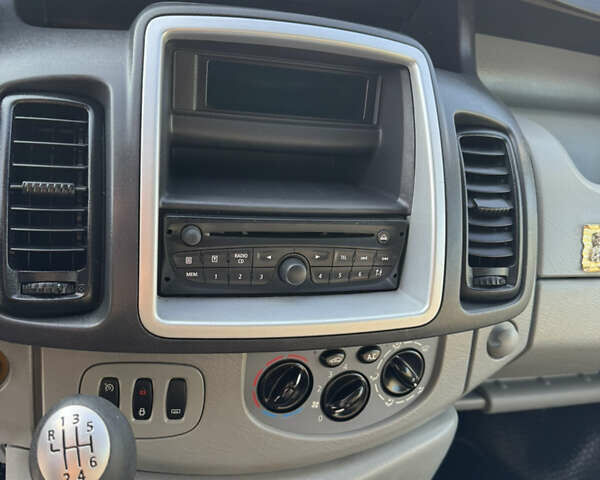 Опель Виваро 2013 в Черновцах на Automoto.ua Серый Опель Виваро, объемом двигателя 2 л и пробегом 299 тыс. км за 14400 $, фото 29 на Automoto.ua