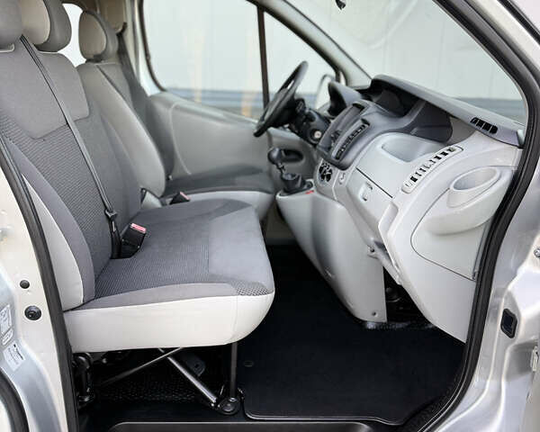 Серый Опель Виваро, объемом двигателя 2 л и пробегом 352 тыс. км за 14950 $, фото 17 на Automoto.ua