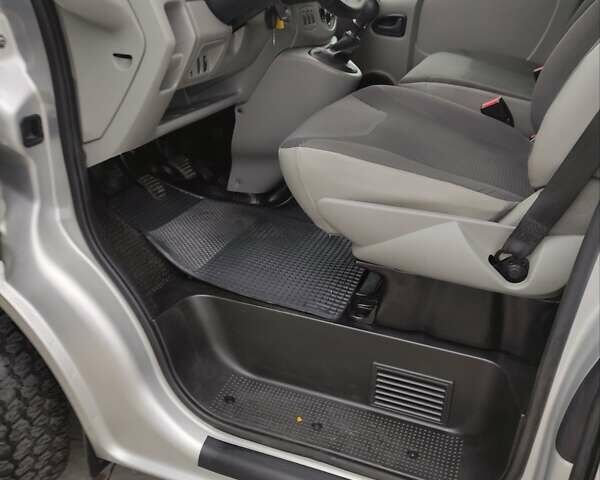 Сірий Опель Віваро, об'ємом двигуна 2 л та пробігом 386 тис. км за 15999 $, фото 32 на Automoto.ua