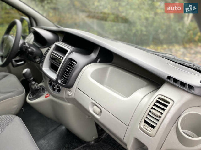 Серый Опель Виваро, объемом двигателя 2 л и пробегом 287 тыс. км за 14700 $, фото 31 на Automoto.ua