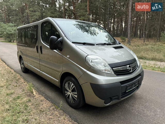 Серый Опель Виваро, объемом двигателя 2 л и пробегом 260 тыс. км за 15800 $, фото 1 на Automoto.ua