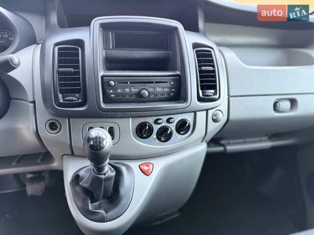 Серый Опель Виваро, объемом двигателя 2 л и пробегом 352 тыс. км за 14950 $, фото 15 на Automoto.ua