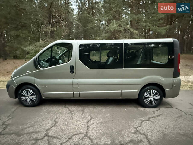 Серый Опель Виваро, объемом двигателя 2 л и пробегом 260 тыс. км за 15800 $, фото 7 на Automoto.ua