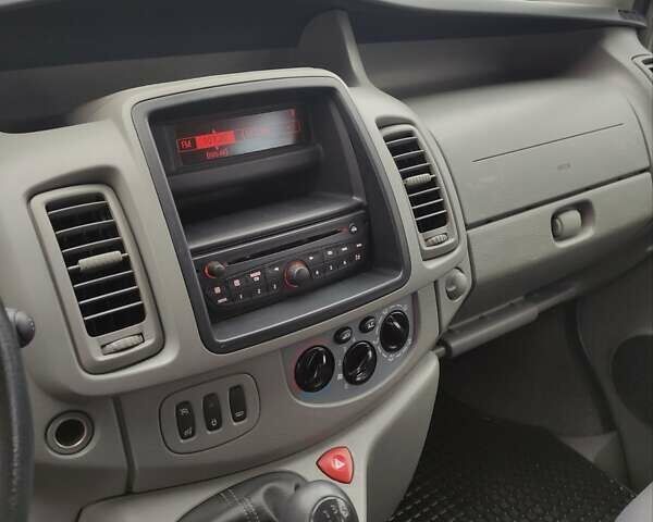 Сірий Опель Віваро, об'ємом двигуна 2 л та пробігом 222 тис. км за 14999 $, фото 30 на Automoto.ua