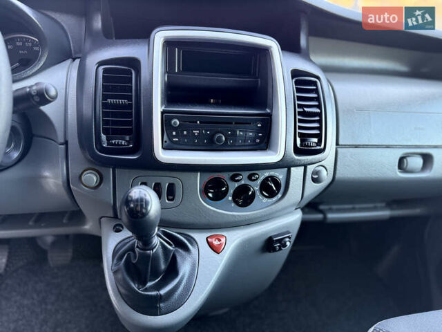 Серый Опель Виваро, объемом двигателя 2 л и пробегом 270 тыс. км за 16750 $, фото 13 на Automoto.ua