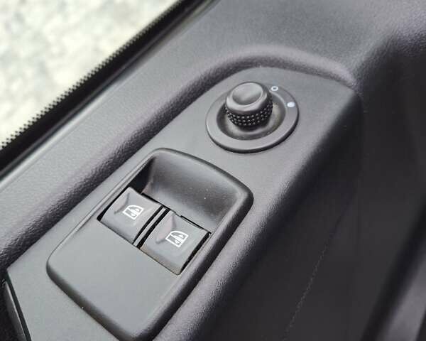 Серый Опель Виваро, объемом двигателя 1.6 л и пробегом 293 тыс. км за 14200 $, фото 18 на Automoto.ua