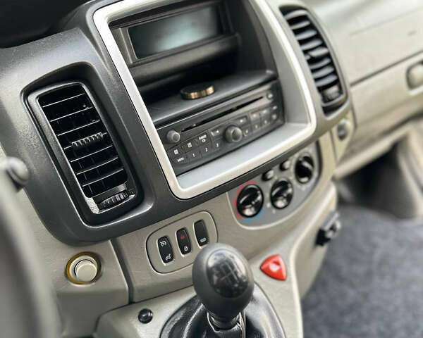 Опель Віваро 2014 у Рівному на Automoto.ua Сірий Опель Віваро, об'ємом двигуна 2 л та пробігом 270 тис. км за 16750 $, фото 24 на Automoto.ua