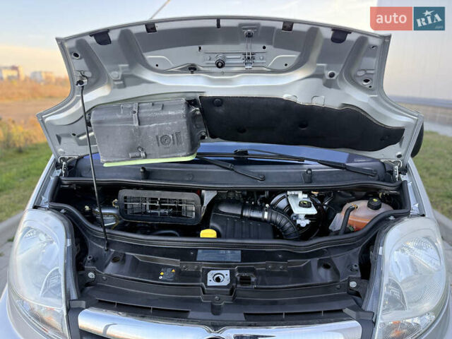 Серый Опель Виваро, объемом двигателя 2 л и пробегом 270 тыс. км за 16750 $, фото 26 на Automoto.ua