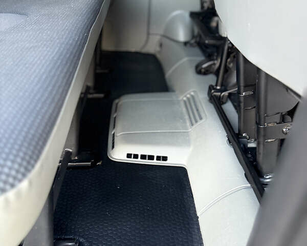 Сірий Опель Віваро, об'ємом двигуна 2 л та пробігом 263 тис. км за 16500 $, фото 18 на Automoto.ua