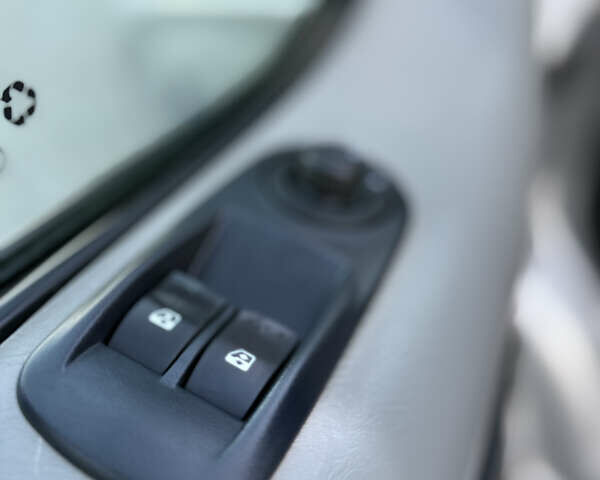 Серый Опель Виваро, объемом двигателя 2 л и пробегом 270 тыс. км за 16750 $, фото 11 на Automoto.ua