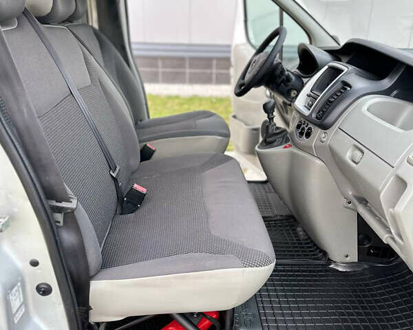 Серый Опель Виваро, объемом двигателя 2 л и пробегом 267 тыс. км за 17000 $, фото 19 на Automoto.ua