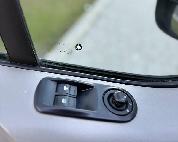 Сірий Опель Віваро, об'ємом двигуна 2 л та пробігом 263 тис. км за 16500 $, фото 13 на Automoto.ua