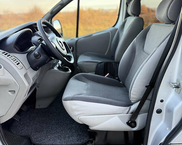 Серый Опель Виваро, объемом двигателя 2 л и пробегом 270 тыс. км за 16750 $, фото 10 на Automoto.ua