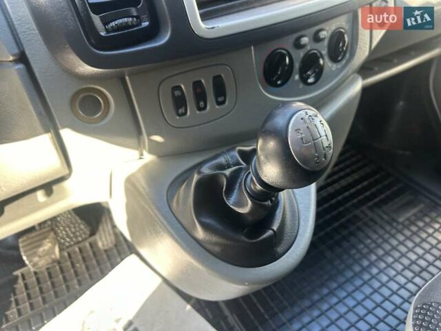 Серый Опель Виваро, объемом двигателя 2 л и пробегом 273 тыс. км за 14800 $, фото 19 на Automoto.ua