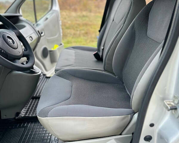 Серый Опель Виваро, объемом двигателя 2 л и пробегом 267 тыс. км за 17000 $, фото 17 на Automoto.ua