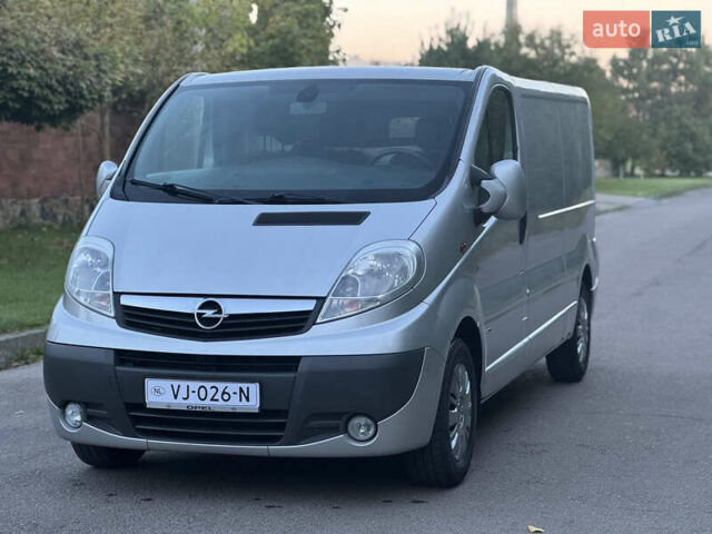 Сірий Опель Віваро, об'ємом двигуна 2 л та пробігом 217 тис. км за 13500 $, фото 2 на Automoto.ua