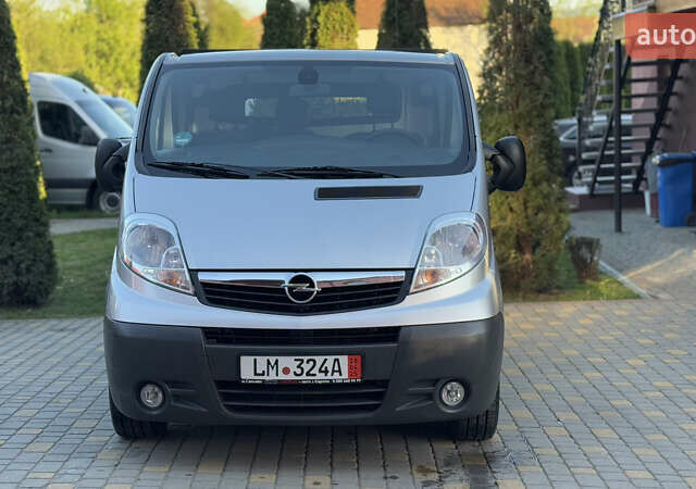 Сірий Опель Віваро, об'ємом двигуна 2 л та пробігом 147 тис. км за 15950 $, фото 2 на Automoto.ua