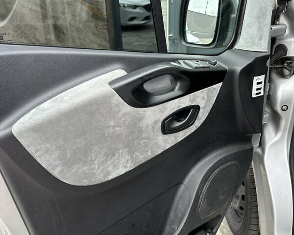 Серый Опель Виваро, объемом двигателя 1.6 л и пробегом 252 тыс. км за 10000 $, фото 4 на Automoto.ua