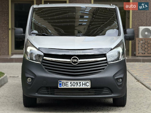 Серый Опель Виваро, объемом двигателя 1.6 л и пробегом 180 тыс. км за 13900 $, фото 3 на Automoto.ua