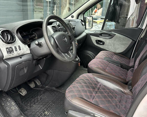 Серый Опель Виваро, объемом двигателя 1.6 л и пробегом 252 тыс. км за 10000 $, фото 5 на Automoto.ua