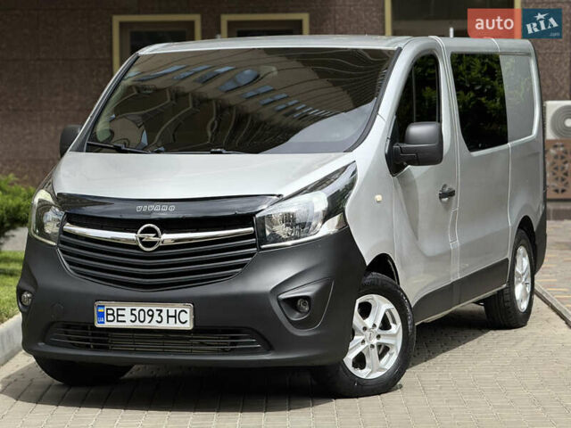 Серый Опель Виваро, объемом двигателя 1.6 л и пробегом 180 тыс. км за 13900 $, фото 2 на Automoto.ua
