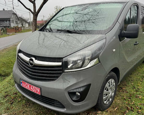 Серый Опель Виваро, объемом двигателя 1.6 л и пробегом 260 тыс. км за 15950 $, фото 1 на Automoto.ua