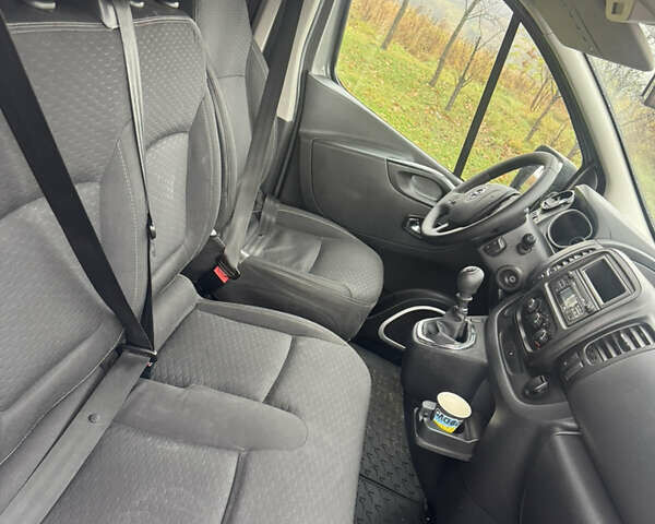 Серый Опель Виваро, объемом двигателя 1.6 л и пробегом 260 тыс. км за 15950 $, фото 6 на Automoto.ua