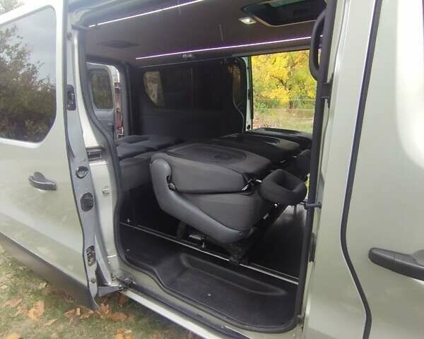 Серый Опель Виваро, объемом двигателя 1.6 л и пробегом 256 тыс. км за 17500 $, фото 5 на Automoto.ua