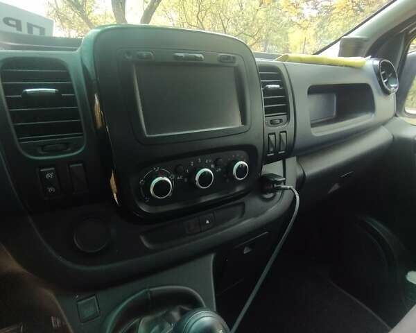 Серый Опель Виваро, объемом двигателя 1.6 л и пробегом 256 тыс. км за 17500 $, фото 2 на Automoto.ua