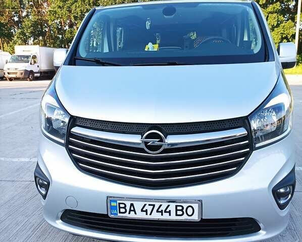 Серый Опель Виваро, объемом двигателя 1.6 л и пробегом 290 тыс. км за 22400 $, фото 2 на Automoto.ua