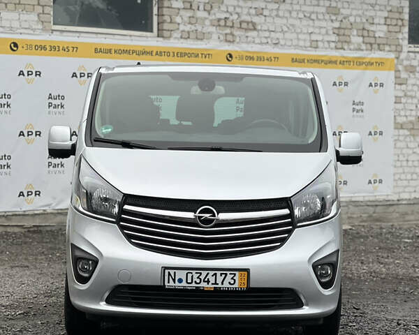 Серый Опель Виваро, объемом двигателя 1.6 л и пробегом 229 тыс. км за 21600 $, фото 2 на Automoto.ua