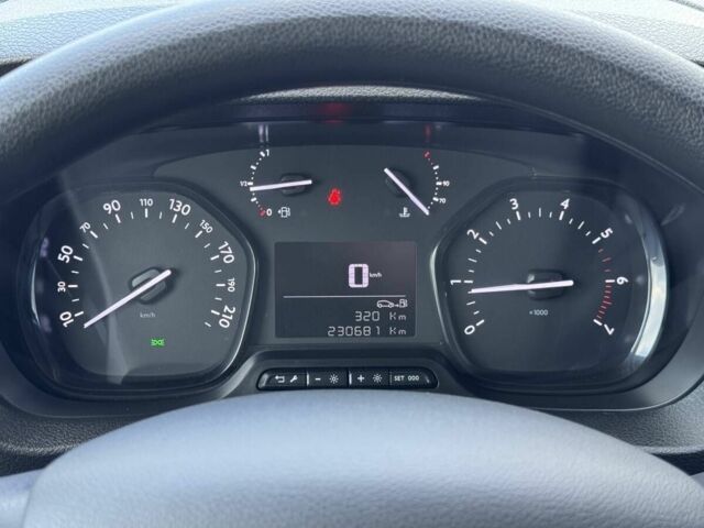 Сірий Опель Віваро, об'ємом двигуна 2 л та пробігом 230 тис. км за 27500 $, фото 16 на Automoto.ua