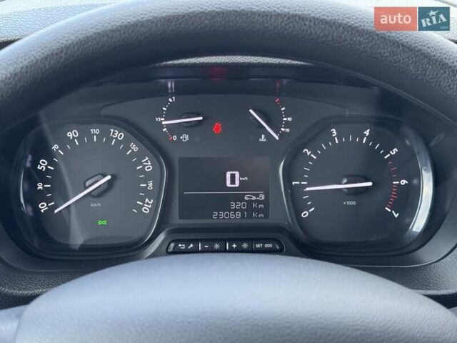 Серый Опель Виваро, объемом двигателя 2 л и пробегом 230 тыс. км за 27500 $, фото 16 на Automoto.ua