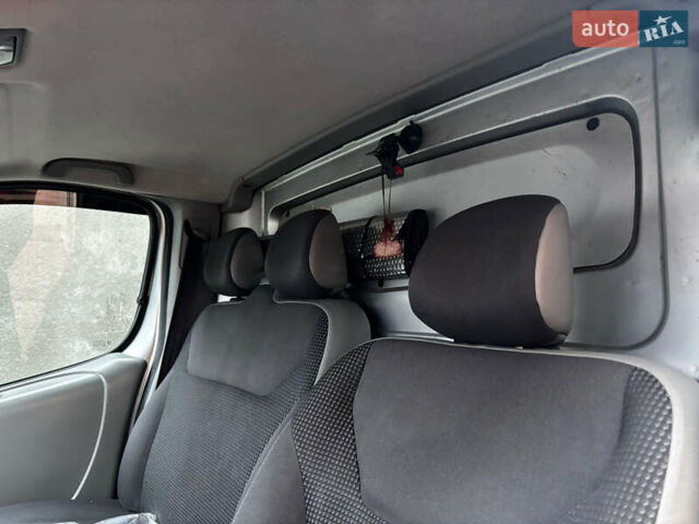 Сірий Опель Віваро, об'ємом двигуна 2 л та пробігом 460 тис. км за 11600 $, фото 7 на Automoto.ua