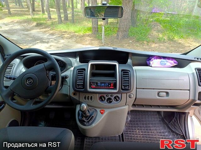 Серый Опель Виваро, объемом двигателя 2 л и пробегом 283 тыс. км за 15300 $, фото 3 на Automoto.ua