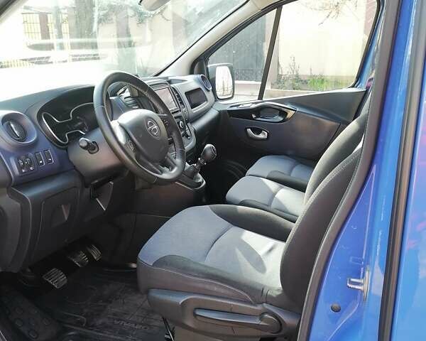 Синий Опель Виваро, объемом двигателя 1.6 л и пробегом 390 тыс. км за 10900 $, фото 3 на Automoto.ua