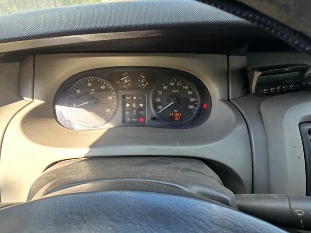 Синий Опель Виваро, объемом двигателя 1.9 л и пробегом 220 тыс. км за 4700 $, фото 4 на Automoto.ua